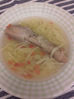 Una foto de Caldo de pollo moldavo con fideos caseros "zeama"