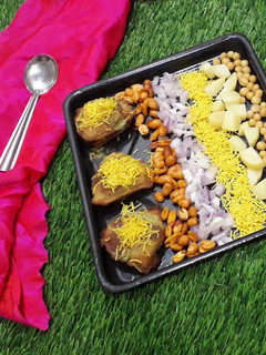 પંજાબી સમોસા ચાટ(Punjabi Samosa Chaat) રેસીપી મુખ્ય ફોટો
