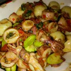 รูปของ Oseng pedas pete cumi asin telur puyuh