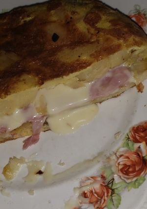 Una foto de Tortilla de papa rellena