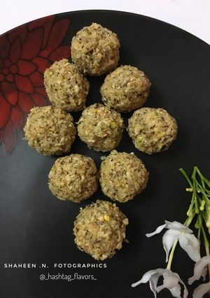 A picture of Gurer Narkel Naru (coconut ladoo).