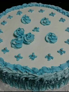 Una foto de Tarta de nata con 🌼🌸🌺 azules