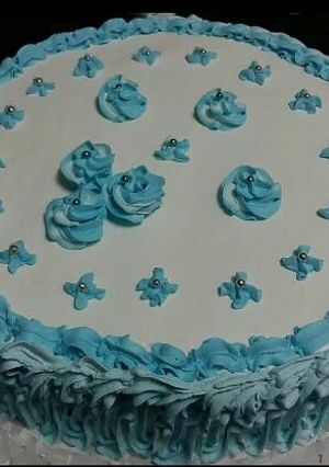 Foto principal de Tarta de nata con 🌼🌸🌺 azules