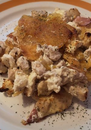 Tejszínes feta sajtos rakott csirke, burgonya chipssel recept fotója