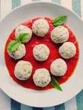 Polpette di miglio alle erbe aromatiche con sugo di datterini