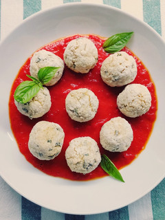 Foto di Polpette di miglio alle erbe aromatiche con sugo di datterini
