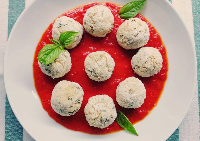 Polpette di miglio alle erbe aromatiche con sugo di datterini