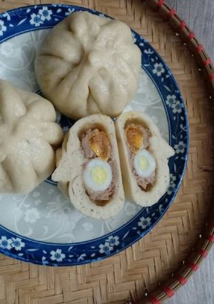 Hình của món Làm bánh bao đầy đủ <3 (thịt băm, trứng muối và trứng cút).