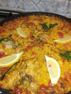 Una foto de Paella de Carne con caldo casero