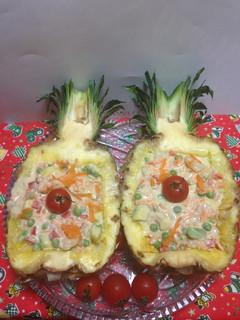 Una foto de Ensalada de Piña con vegetales y mariscos