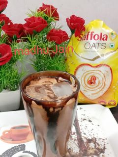 ओट्स कोल्ड कॉफी(oats cold coffee recipe in hindi) रेसिपी मुख्य फोटो