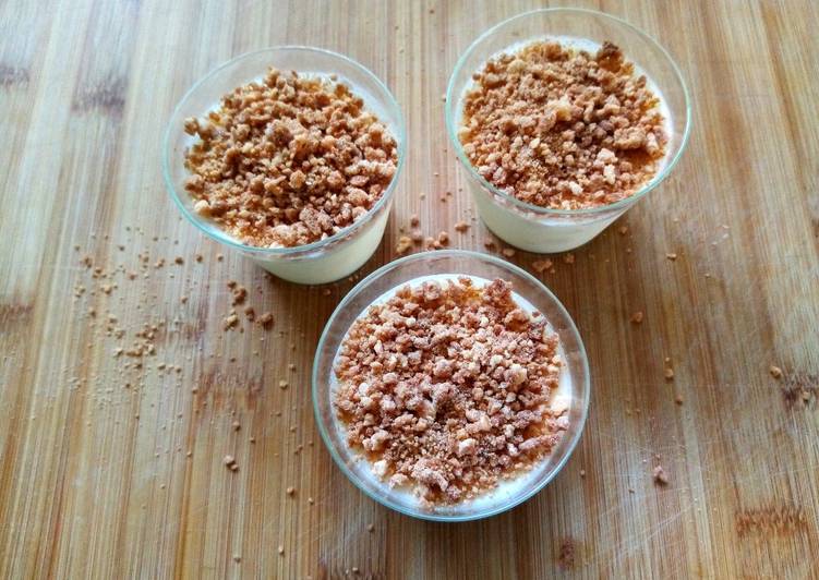 Pannacotta con granella di latte condensato