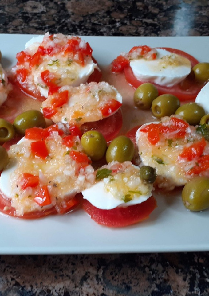Una foto de Ensalada de tomate y mozzarella
