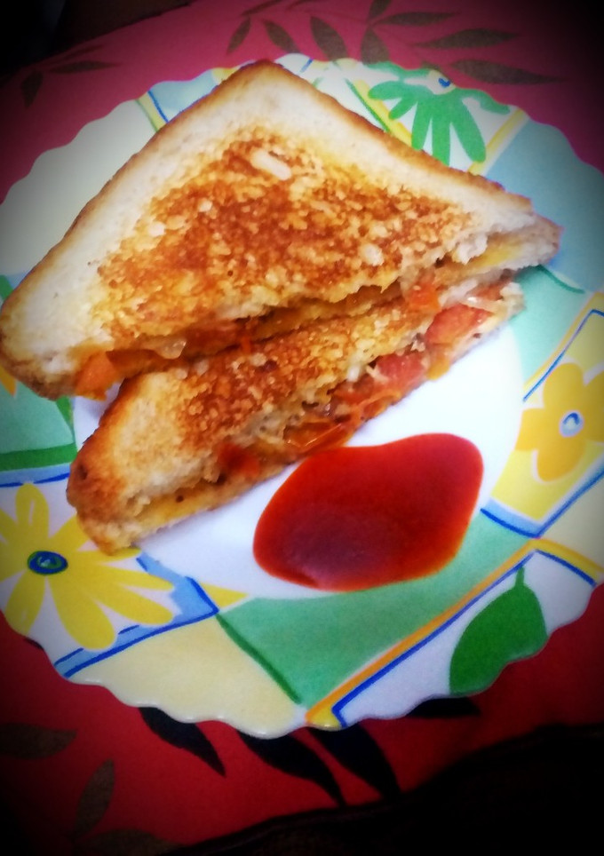 टमाटर प्याज़ के चीज़ी सैंडविच (Tamatar pyaz ke cheesy sandwich recipe in hindi) रेसिपी मुख्य फोटो