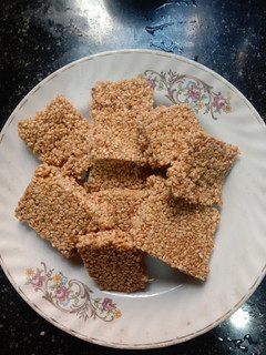 તલ ની ચીક્કી (Til Chikki Recipe In Gujarati) રેસીપી મુખ્ય ફોટો