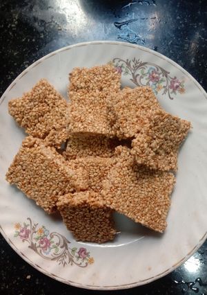તલ ની ચીક્કી (Til Chikki Recipe In Gujarati) રેસીપી મુખ્ય ફોટો