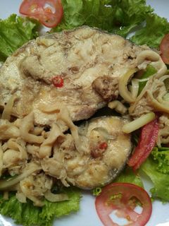 Hình của món Cá bớp hấp cuốn rau sống.