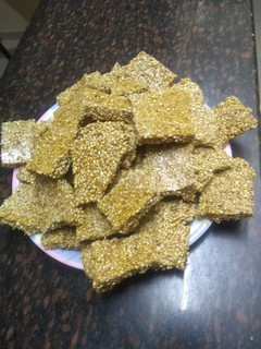 તલની ચીકી (Til Chikki Recipe In Gujarati) રેસીપી મુખ્ય ફોટો