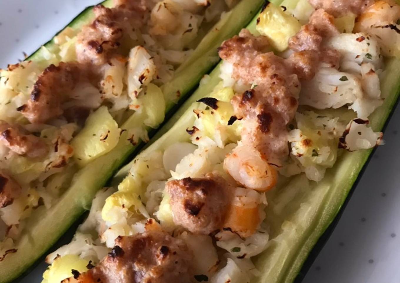 Calabacín relleno de merluza y langostino con bechamel saludable de espelta 🍤 🥒