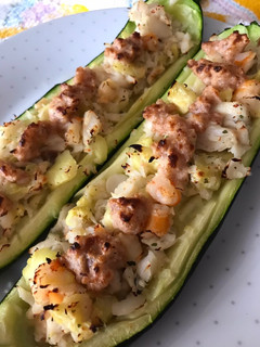 Una foto de Calabacín relleno de merluza y langostino con bechamel saludable de espelta 🍤 🥒