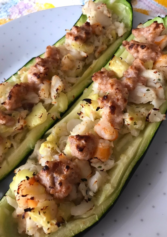 Una foto de Calabacín relleno de merluza y langostino con bechamel saludable de espelta 🍤 🥒