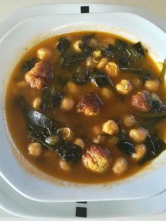 Una foto de Potaje de garbanzos con albondiguillas