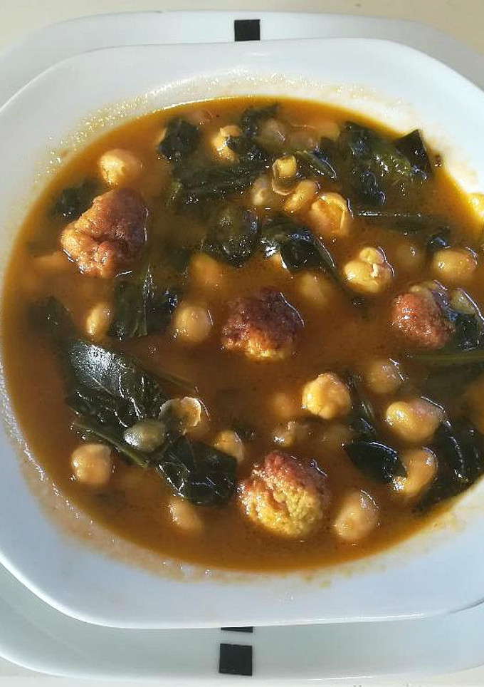 Una foto de Potaje de garbanzos con albondiguillas