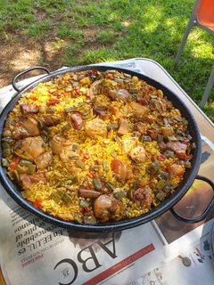 Una foto de Paella Valenciana de carne a leña