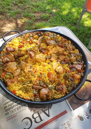 Una foto de Paella Valenciana de carne a leña