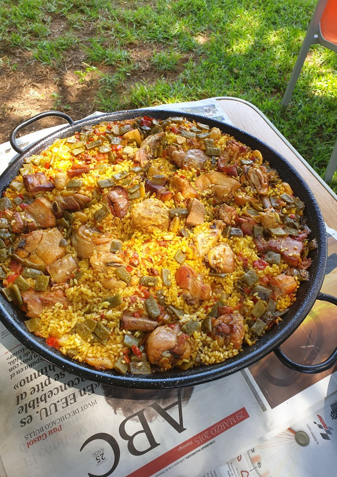 Una foto de Paella Valenciana de carne a leña