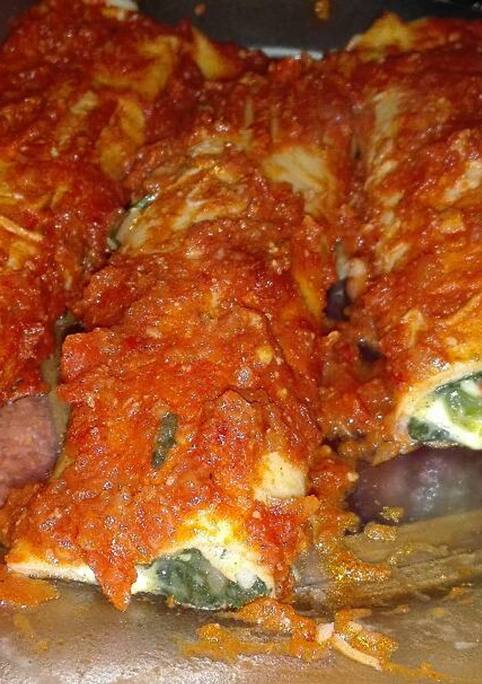Una foto de Canelones de espinaca, choclo y salsa blanca