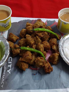 हरी मूंग दाल के पकौड़े (hari moong dal ke pakode recipe in hindi) रेसिपी मुख्य फोटो