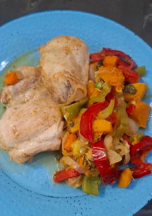 Una foto de Pollo con verduras estilo oriental