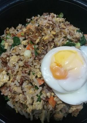 รูปของ ข้าวกล้องผัดผักพริกขี้หนูทูน่าใส่ไข่+ไข่ต้ม
