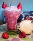 Agua fresca de fresa y piña con albahaca