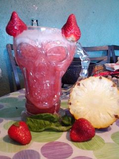 Una foto de Agua fresca de fresa y piña con albahaca