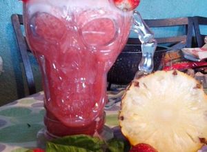 Una foto de Agua fresca de fresa y piña con albahaca