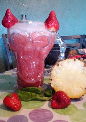 Una foto de Agua fresca de fresa y piña con albahaca