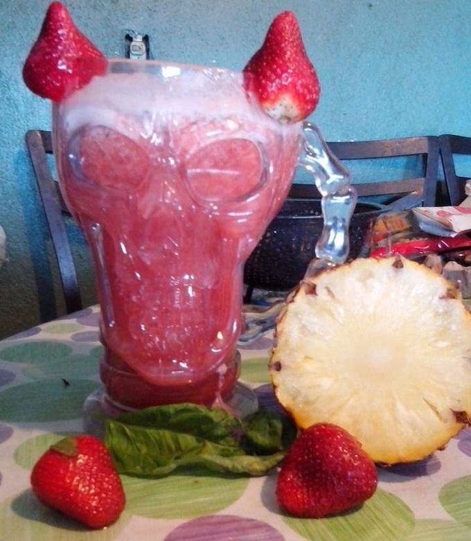 Una foto de Agua fresca de fresa y piña con albahaca