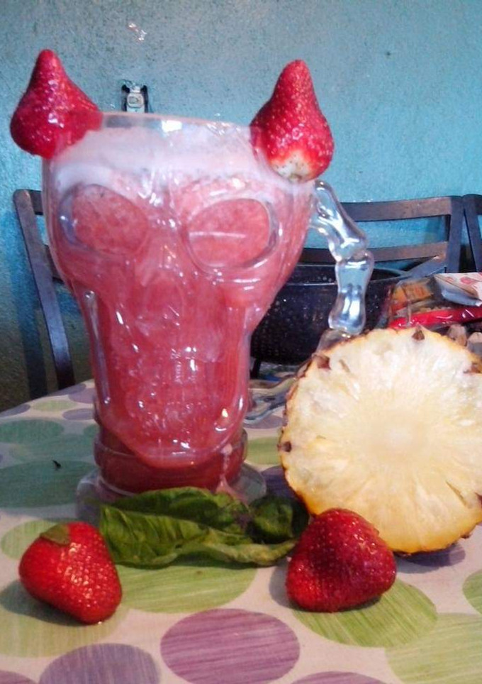 Una foto de Agua fresca de fresa y piña con albahaca
