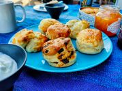 Una foto de scones con pasas