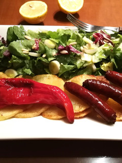 Una foto de Chistorra con patata y ensalada plato único