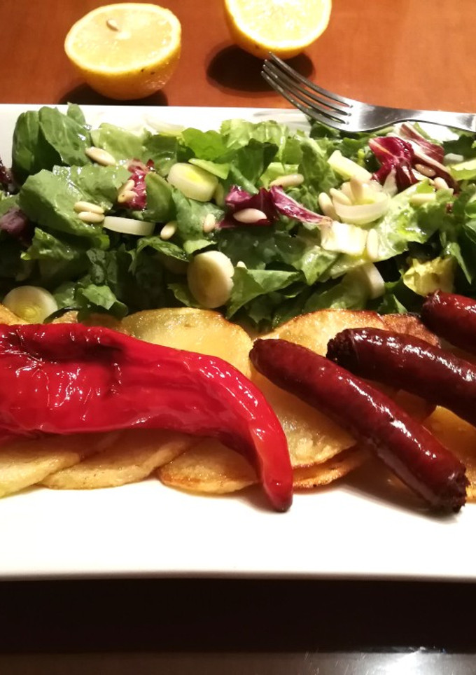 Una foto de Chistorra con patata y ensalada plato único