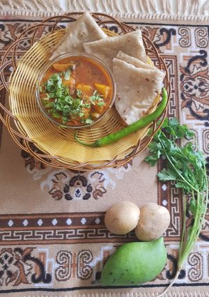 કાચી કેરી અને બટેટા નું શાક (Kachi Keri Bataka Shak Recipe In Gujarati) રેસીપી મુખ્ય ફોટો