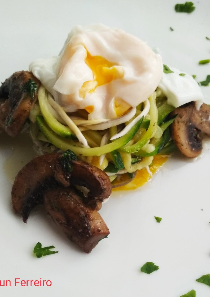 Una foto de Nidos de calabacín con gulas y champiñones