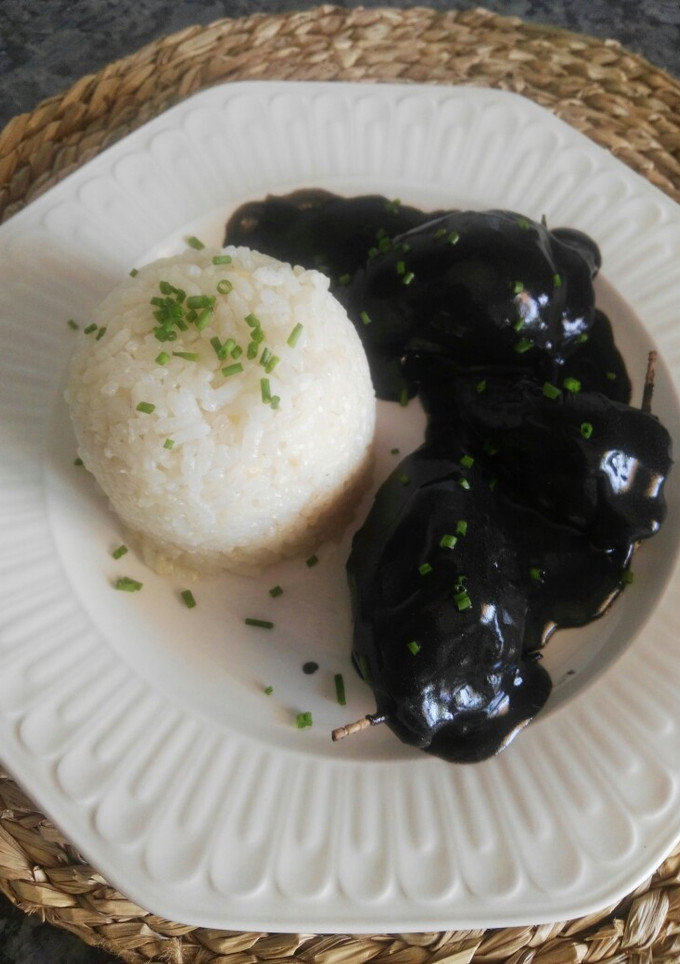 Una foto de Calamares rellenos en su tinta