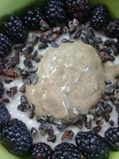 Una foto de Porridge con moras, nibs de cacao y pasta de almendras s/azúcar