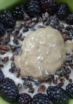 Una foto de Porridge con moras, nibs de cacao y pasta de almendras s/azúcar