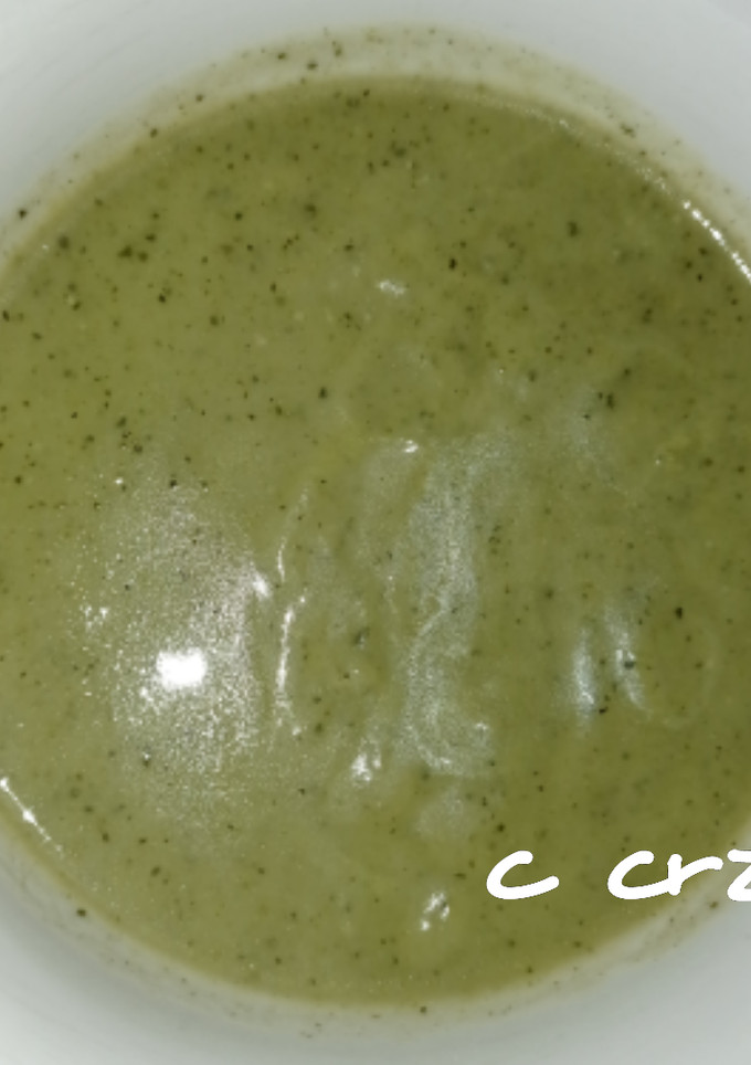 Una foto de Crema de patata, puerro y ortigas