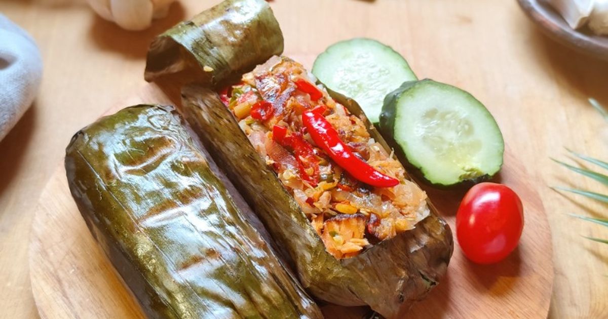 Nasi Bakar isi Salmon Asap Sambal Matah